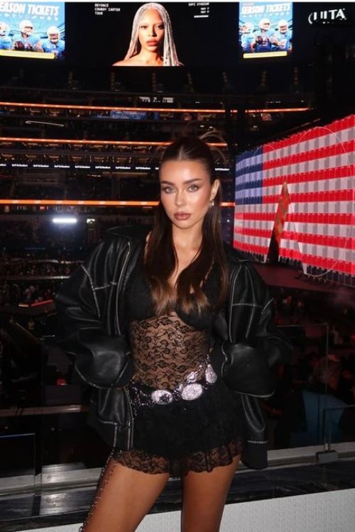 24 Damn Hot Carnival Outfits That Are Bold, Colorful, and Made to Stand Out in the Crowd 24 Damn Hot Carnival Outfits That Are Bold, Colorful, and Made to Stand Out in the Crowd