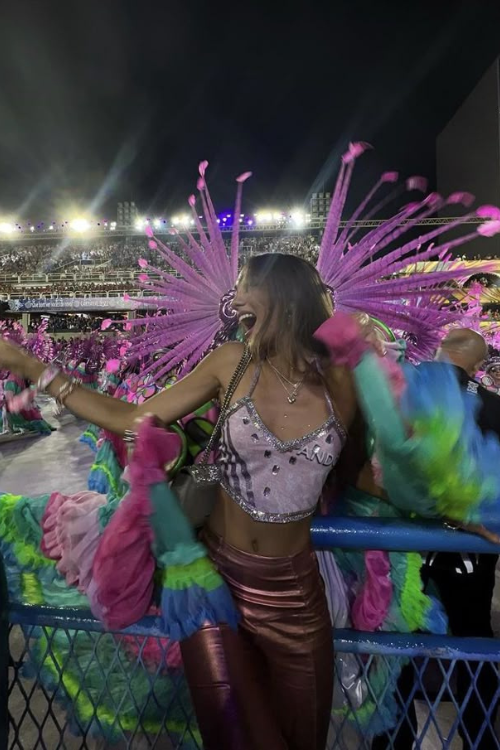 24 Damn Hot Carnival Outfits That Are Bold, Colorful, and Made to Stand Out in the Crowd 24 Damn Hot Carnival Outfits That Are Bold, Colorful, and Made to Stand Out in the Crowd