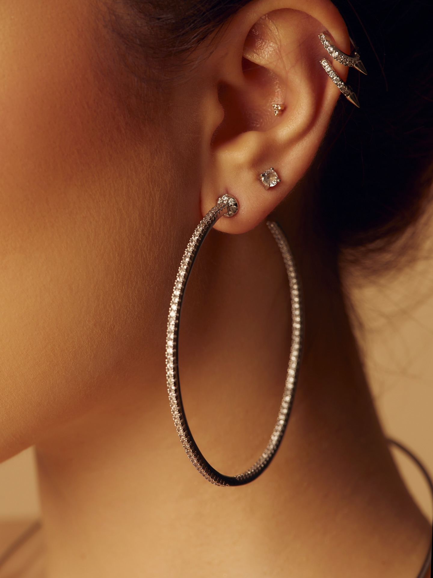 Big thin hoop earrings, the iconic accessory of the early 2000s, have made a powerful comeback.⚜️
Back then, they were the ultimate statement of confidence and femininity, worn by every pop star and fashion icon from that glittery, carefree era. Today, they’ve returned with a modern twist but sleeker, lighter, and more refined in shape and finish. Polished in gold, silver, or bold textured designs, hoops have evolved from a nostalgic trend into a timeless essential. They frame the face beautifully, add effortless elegance to any outfit, and prove that some styles don’t just return but come back better.✨