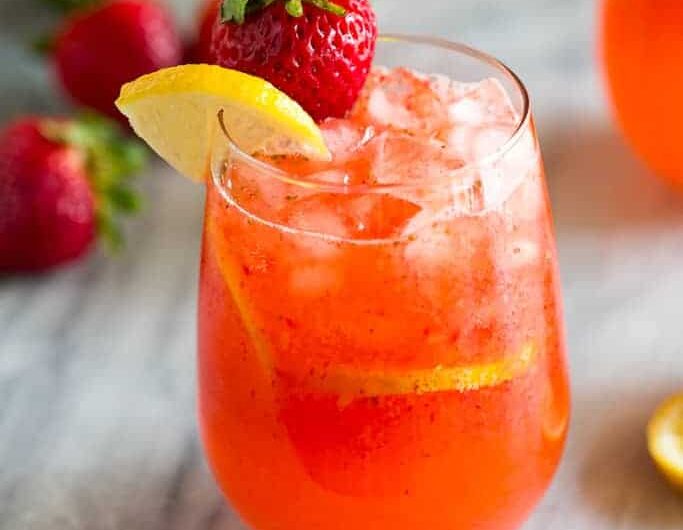 Strawberry Lemonade Recipe (Fresh, Easy & Naturally Sweet)